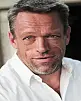 Brian Thompson Resmi