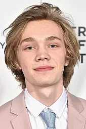 Charlie Plummer Profil Fotoğrafı