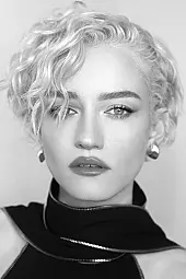 Julia Garner Profil Fotoğrafı