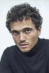 Karl Glusman Profil Fotoğrafı