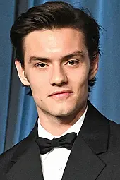 Louis Partridge Profil Fotoğrafı