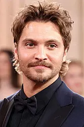 Luke Grimes Profil Fotoğrafı