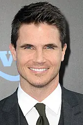Robbie Amell Profil Fotoğrafı